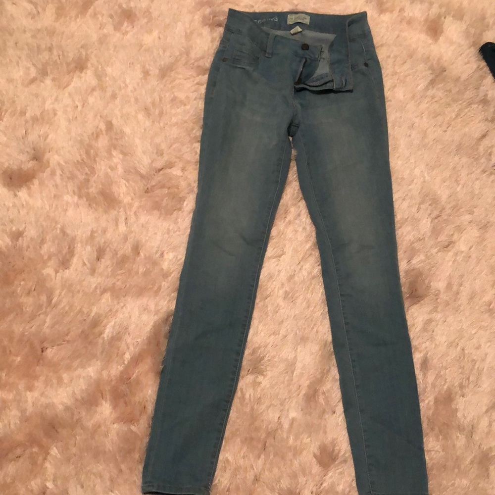 H & M , legging feel perfect denim jeans , size medium , light wash , never worn